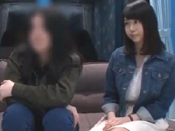 「え？え！？もう始まってるの！？」現役女子大生が友人の目の前で生ハメ開始！素人顔射のエロ動画