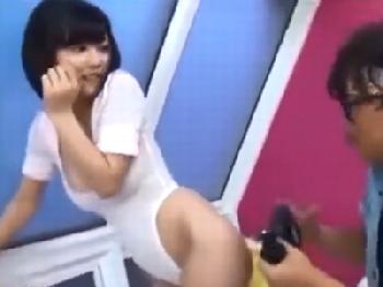 バーベキュー中のギャルたちが開放的になり青姦パコ美少女顔射のエロ動画