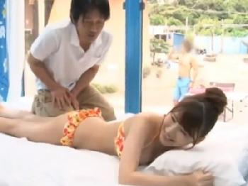 水着大きいオッパイな素人娘が彼氏のすぐそばで他人陰茎の中出し受け入れW巨乳お姉さんのエロ動画