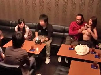 目の前でファックしだすカップルに猛烈興奮して素人カップルも仲間入りしスワッピング巨乳乱交のエロ動画