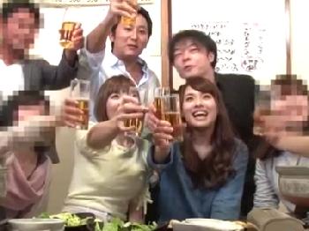 同窓会でテンション上がった奥様達がその場で中出し乱交ハメW巨乳素人人妻のエロ動画