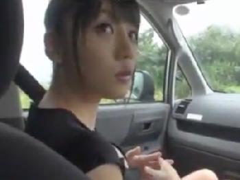 たわわに実った巨大バストを揺らしながらカー性交する痴女巨乳お姉さんのエロ動画