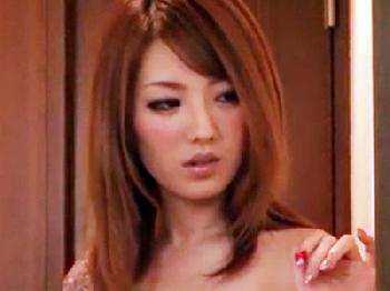 蠱惑的的な誘惑で妹の彼氏の理性を狂わせて寝取る魔性の痴女お姉さん巨乳顔射のエロ動画