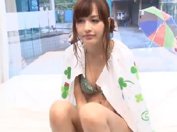 マッサージの筈が挿入→中出しの黄金コンボにガチ困惑素人娘美少女水着のエロ動画