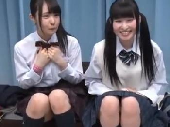 巨大乳女子校生二人組を騙してマジックミラー号に連れ込み→乱交パコ！巨乳素人美少女ナンパのエロ動画