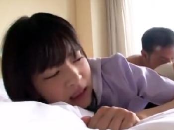 『やだ…恥ずかしいよ…』童顔女子校生のあべみかこを陵辱ハメ美少女ロリフェラ3Pのエロ動画