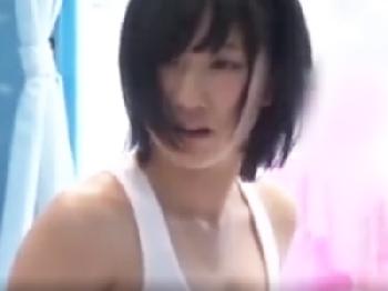 ショートヘアの地味少女が男友人とマッサパコやっちゃってパイパン膣に中出し！素人盗撮マッサージのエロ動画