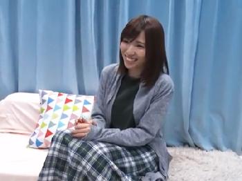 素人奥様にセンズリ鑑賞お願いしたら勝手に性的興奮しだして股開いちゃってるW人妻中出しハメ撮りのエロ動画