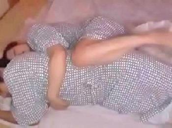 雑魚寝中に結婚間近の友人の彼氏を寝取る売女ド淫乱女子巨乳お姉さんのエロ動画