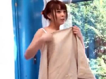 おかっぱ娘がマイクロビキニ姿でオマンコ綱渡り→最後は生ズボ!素人美少女水着のエロ動画