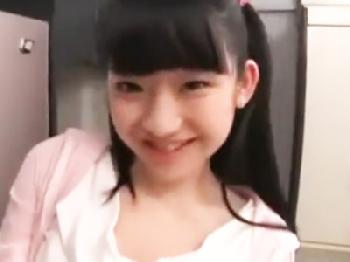 可愛い顔して物凄い淫語とテクニックで責める美乳痴女!美少女M男手コキ白咲碧のエロ動画