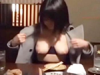 居酒屋で野外露出調教を受けるドマゾ妻に中出し巨乳素人人妻のエロ動画