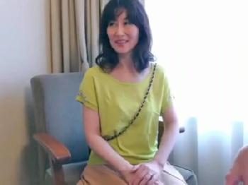 アラフィフ素人熟女が若い男二人に責められ痙攣逝きフィニッシュ中出しナンパ3Pのエロ動画