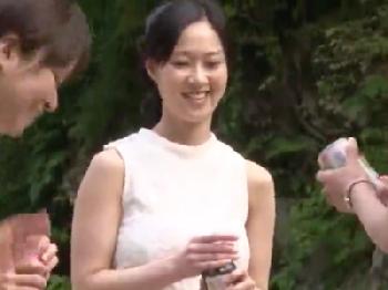 「聞こえちゃうってぇえ!」キャンプ仲間に隠れて偶然居合わせた男とパコる痴女女子大生巨乳素人お姉さん水着顔射露出のエロ動画