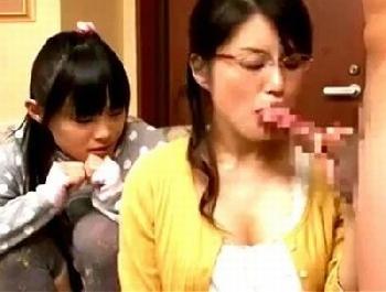 『ちょ、ちょ…お母さん…』娘の前なのに性教育で自分が発情して馬なりになったお母さん巨乳素人痴女人妻めがねのエロ動画