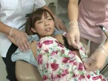 悪党歯医者とその助手にハメられる巨大オッパイ娘が知らぬ間に中出しされる巨乳美少女レイプ3Pのエロ動画