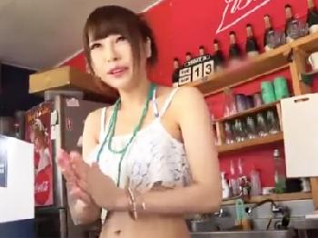『あぁしゅごいぃぃぃ!』可愛くて話題の海の家店員さんをアヘらせる中出しハメ撮り成功お姉さん素人のエロ動画