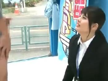 マジックミラー号の管理を任された美形お姉さんADが素人男性にサービスハメOLぶっかけのエロ動画