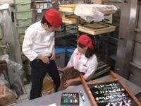 アルバイト先の休憩時間中にアルバイトの若い男と生ハメしちゃう奥さんを隠し撮り！巨乳人妻熟女盗撮のエロ動画