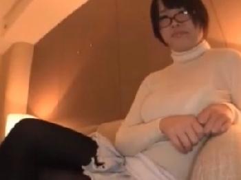 チョイブスめがね大きいオッパイ女に巨大ペニスねじ込み中出し！巨乳素人お姉さんハメ撮りのエロ動画