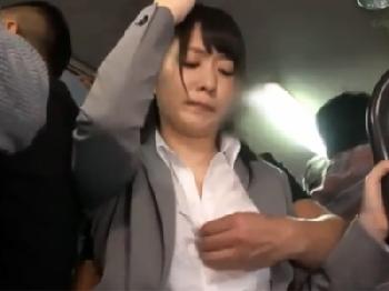 「やだ‥痴漢!?」強引過ぎる痴漢男に抵抗できないまま中出しされてしまう美形お姉さんOLレイプのエロ動画