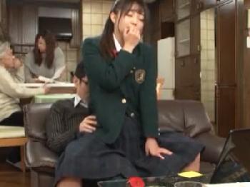 「ヴァギナ擦れる‥」女子校生の姪っ子が無邪気に膝の上に座ってきたのでこっそり近親パコ美少女ロリ近親相姦オナニーのエロ動画