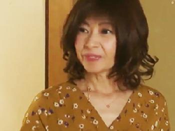 友人の息子に迫られて我慢出来ず密通ファックしちゃう淫乱尻軽ヤリマン妻人妻熟女のエロ動画