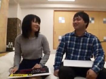 『やっちゃおっか…』お金が貰えるエロ企画に負け男友人の中出し精液を受け入れる女子大生素人美少女盗撮のエロ動画