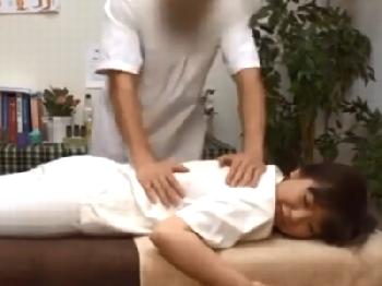 『えっ？中ですか？』マッサージの研修にきた素人娘に容赦なく中出し！美少女盗撮のエロ動画