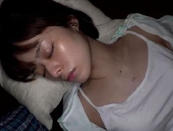 大手会社の受付嬢をしている元陸上部の姉を夜這い！びしょ濡れまんこを突きまくり精液種付け素人中出しのエロ動画