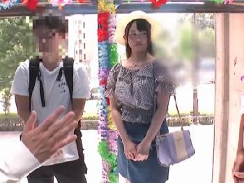 札束の魅力にあっさり陥落！彼氏の目の前で元彼に中出し許しちゃう淫女素人娘W美少女痴女のエロ動画