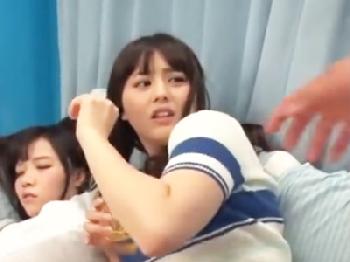 20歳女子二人組が酔って寝たところにプロ男優乱入→2人まとめておいしくいただく素人美少女ナンパ乱交のエロ動画