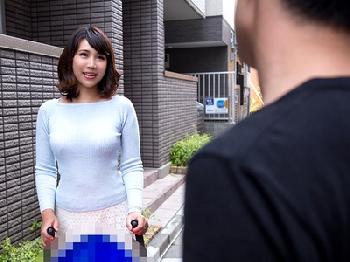 ベビーカーを引く子連れのママがナンパでサクッと姦淫セックスW巨乳素人人妻のエロ動画