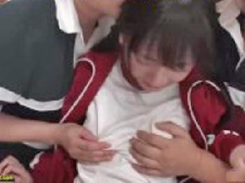 合宿中に部員たちに犯される女子マネージャー美少女顔射ぶっかけレイプ3Pのエロ動画