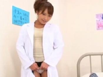 「こんなに大っきくなってるよ」尻軽女な保健室の先生が生徒の男性器をフェラチオ抜きお姉さん痴女手コキのエロ動画