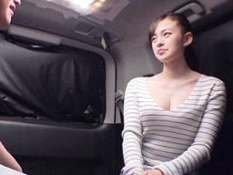 看板娘のいる渋谷のカフェに潜入→アルバイト後に呼び出しカー性交巨乳素人お姉さんナンパのエロ動画