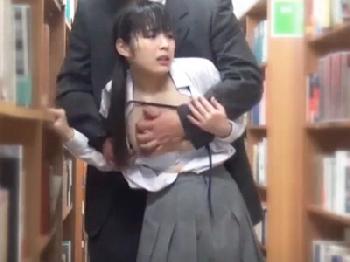 超カワミニマム女子校生が図書館で大男に押さえつけられ声我慢しながら凌辱される！素人美少女レイプのエロ動画