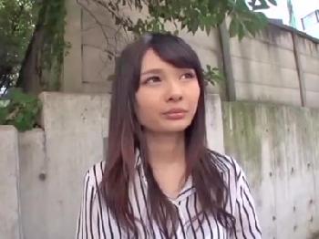 友人を待ちぼうけている間にサクッとナンパ性行為する美形少女素人美少女ロリパイパンのエロ動画