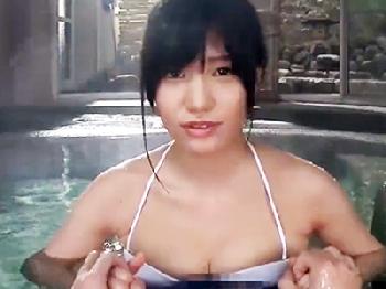 巨大バスト美形少女に温泉宿の露天温泉でフェラチオ&パイズリさせて生ズボパコ巨乳美少女のエロ動画