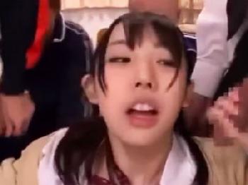 細身で可愛いポニテ美形少女が囲まれ顔中に精液を掛けられて悶絶女子校生美少女顔射乱交のエロ動画