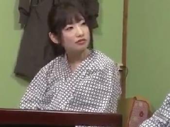 家族旅行中に親に隠れて童顔巨大乳な妹とこっそりナマ近親SEX相姦!巨乳美少女ロリ中出し近親相姦のエロ動画