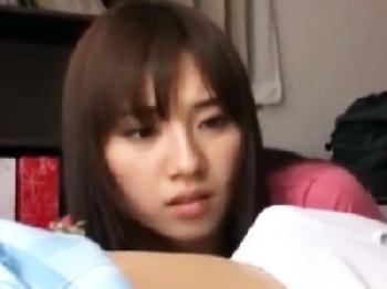 ギンギンに勃起したチンポコに我慢できない淫乱お母ちゃんが息子を夜這いして禁断パコW巨乳人妻中出し近親相姦オナニーのエロ動画