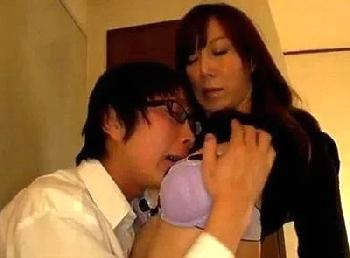 お母さんのおっぱいは僕のもの！友人の間でも美麗と噂される母に嫉妬心が爆発して禁断姦淫するマザーコンプレックス息子巨乳人妻近親...