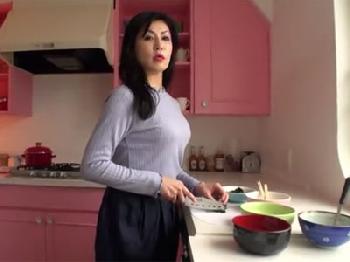 数年間ご無沙汰で欲求不満な熟女妻が年下陰茎であっけなく陥落イキ人妻顔射のエロ動画