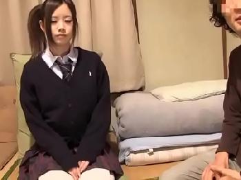 制服やスクール水着姿でイチモツを咥える淫乱娘のド淫乱セックス女子校生美少女顔射のエロ動画