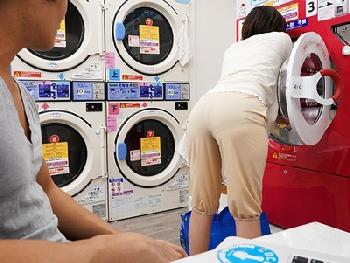 日常に刺激が欲しい欲求不満妻は…コインランドリーでわざとランジェリーを落として男を絡めとる！痴女人妻七緒夕希のエロ動画