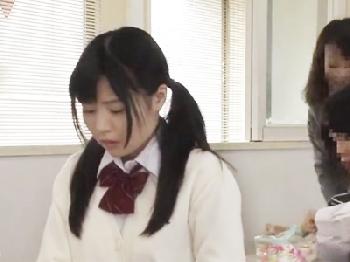 清麗女子校生のアソコは男根が欲しくてヒクヒク→教室で同級生と欲望性交！美少女痴女顔射のエロ動画