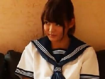 『オッサンのチンチン気持ちい…』初心っ子女子校生とお散歩→ホテルでハメ撮りしてベロ射フィニッシュ美少女ロリパイパンのエロ動画