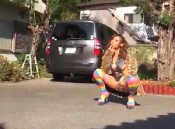 野外JAVの撮影を見に来た素人くんを本気で誘惑するエロギャル→いきなりパンツまで脱がされあわや大惨事にW巨乳痴女乱交露出のエ...