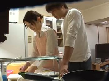 家事代行してくれるお姉さんのデカケツに欲情→襲い掛かってガチハメ開始ぶっかけのエロ動画